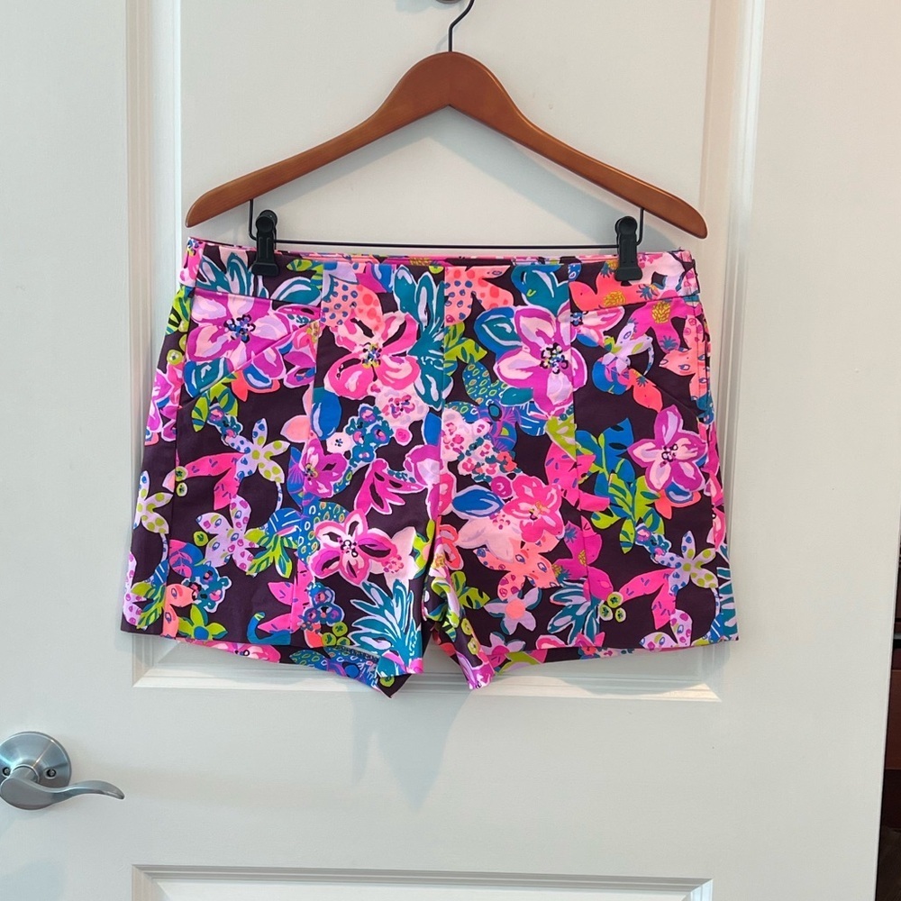 Lilly Pulitzer Arabeth Stretch Short NWT
Cherry Ganache Bohemian Garden Size 12 - Picture 5 of 12